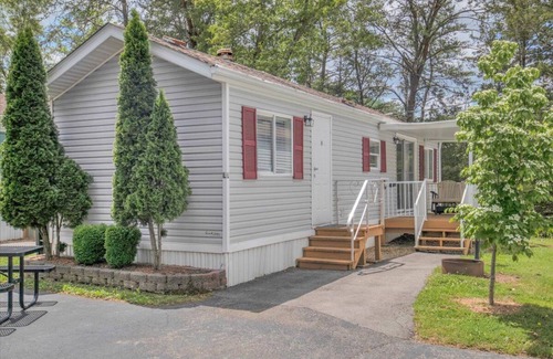 Gatlinburg - Pigeon Forge RV Rental | 2BR Cottage accessible to Pigeon Forge Trolley