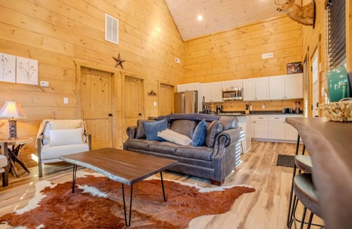 Pigeon Forge Cabin | 2BR Cozy Cabin in Smoky Mountains with Hot Tub