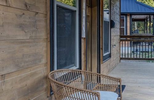 Pigeon Forge Cabin | 2BR Cozy Cabin in Smoky Mountains with Hot Tub