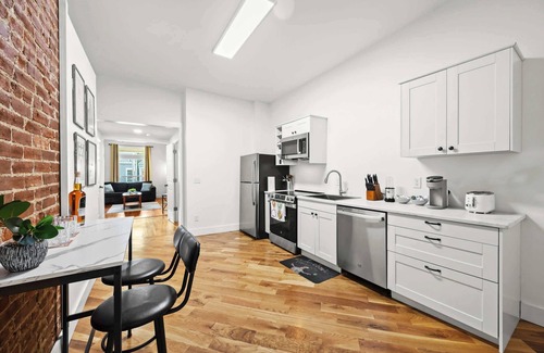 Old Louisville Apartment | 2BR Cozy Lou Stay | Prime Location w/Backyard!