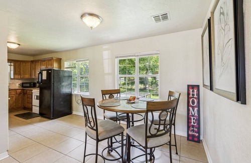 Central Oklahoma City Apartment | 2BR Family Getaway| $1700/month #TA | Full Kitchen + Laundry