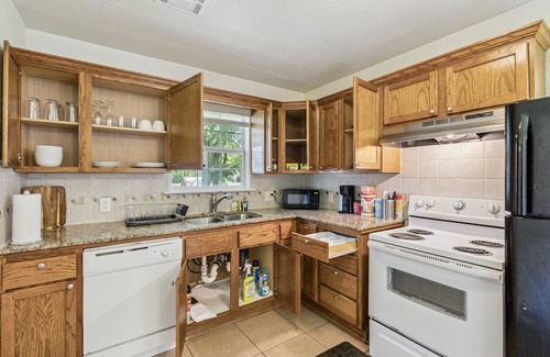 Central Oklahoma City Apartment | 2BR Family Getaway| $1700/month #TA | Full Kitchen + Laundry
