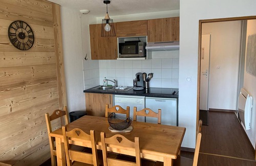 Peyragudes Apartment | 2BR for 6 with shuttle access, pool, ski-in/ski-out, and modern amenities
