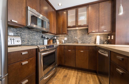 Blueberry Hill Condo | 2BR | Greyhawk | King Bed | Hot Tub & Sauna | Secure Parking | BBQ