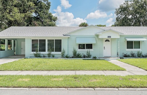 Lakeland House | 2BR + Guest Room/Office - Pet Friendly