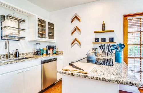 West University Apartment | 2BR Hideaway w/Patio – Springtime in Downtown!