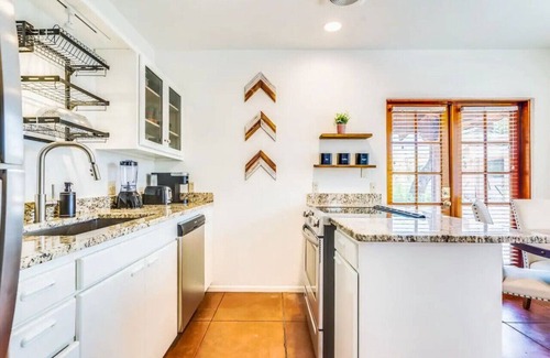 West University Apartment | 2BR Hideaway w/Patio – Springtime in Downtown!