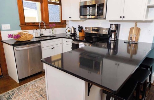 Roanoke Condo | 2BR Historic Apt |Walkable|Food|Greenway|Cocktails