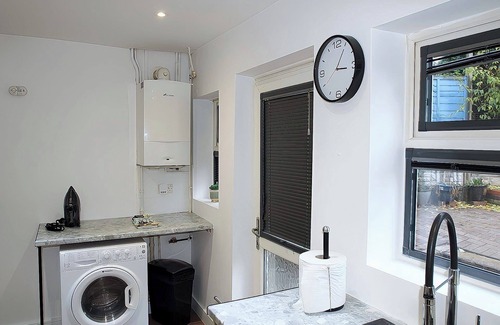 Birmingham House | 2Br House, Sleeps 5, Parking, Contractors&Families