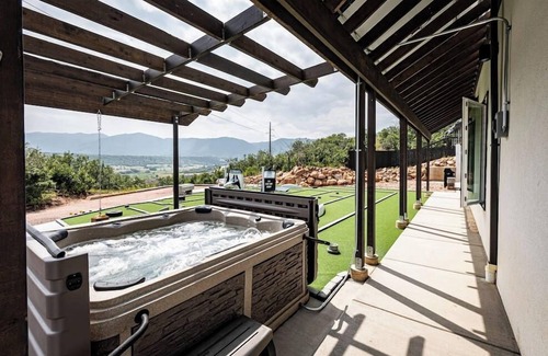 Monument House | 2BR♥Mountain&Lake view♥Hot Tub+MiniGolf+Pool Table