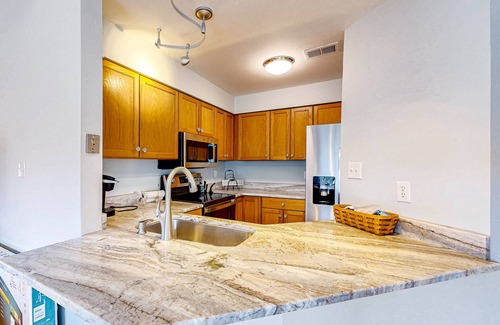 Manteo Condo | 2BR Sound-view condo near attractions w/balcony