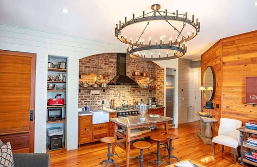 Cannonborough Elliotborough Apartment | 2BR Suite in Stunning Bright Manor House Downtown