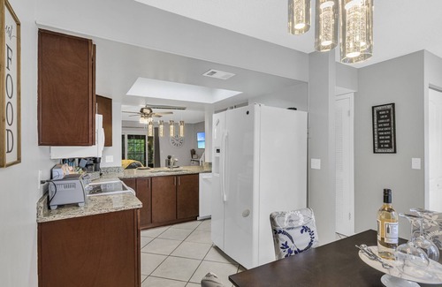 Lake Magdalene House | 2BR Townhouse w/ Gigabit Internet & awesome Jetted showers!
