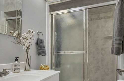 Lake Magdalene House | 2BR Townhouse w/ Gigabit Internet & awesome Jetted showers!