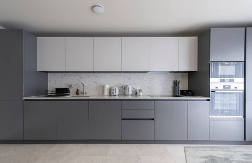 Chigwell Apartment | 2BR Urban Vista Retreat