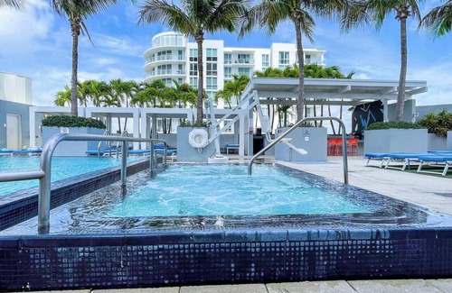 Central Beach Condo | 2BR W Resort, SE Corner, Great Ocean Views, Pool, Hot tub