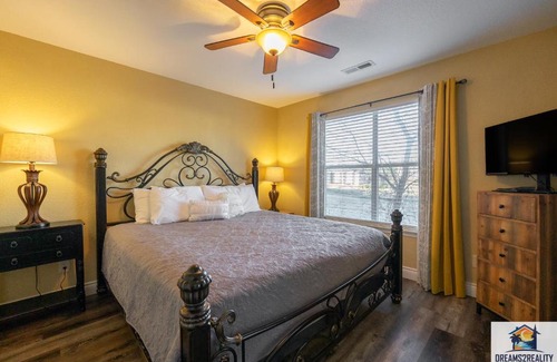 Branson House | 2BR Walk-In Condo - Near the 76 Strip - Pool - FREE TICKETS INCLUDED - CLC-7