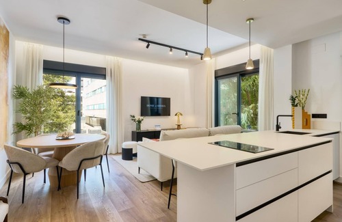 La Buhaira Apartment | 2BR with terrace and private parking