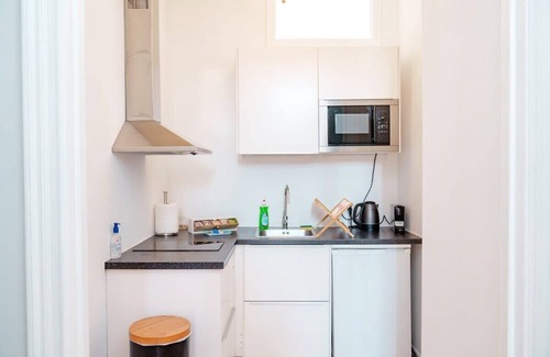 Brussels Apartment | 2min→Midi Station/Smart TV/Self Check-In/Netflix