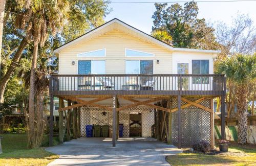 Folly Beach House | 2nd Block E Huron - Keep Palm - Adorable House Minutes from the Beach