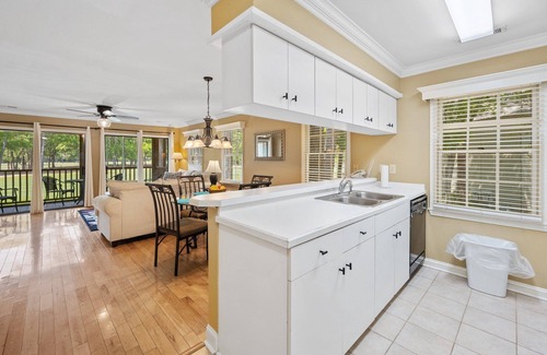 Pawleys Island Condo | 2nd-floor 2BR on golf course with pool, pet friendly