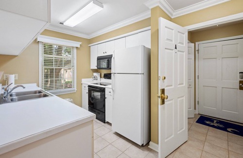 Pawleys Island Condo | 2nd-floor 2BR on golf course with pool, pet friendly