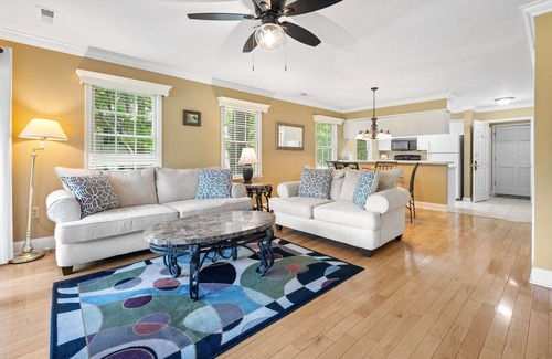 Pawleys Island Condo | 2nd-floor 2BR on golf course with pool, pet friendly