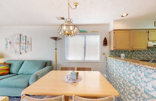 Little River Condo | 2nd-floor condo with pool, hot tub, tennis, & screened balcony - near beach
