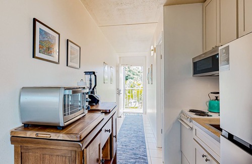 Kihei Apartment | 2nd-floor condo with amazing ocean views, private lanai, & updated interior