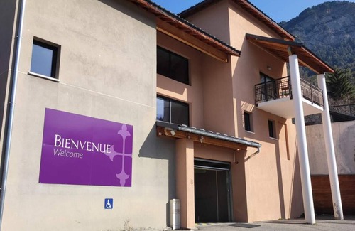 Jausiers Apartment | 2nd floor, swimming pool, sauna, terrace, parking, tv, 50m², Pra Loup