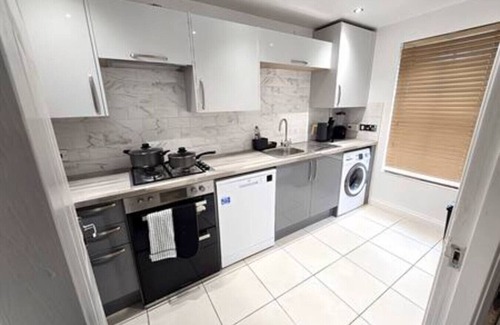 Bilston Apartment | 2ndHomeStays I Bilston I Contractor-Friendly House