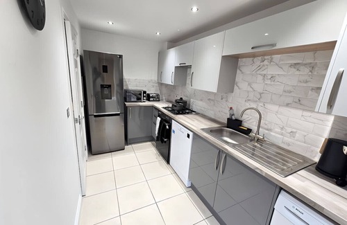 Bilston Apartment | 2ndHomeStays I Bilston I Contractor-Friendly House