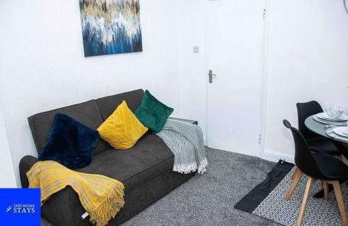 Stoke-on-Trent Apartment | 2ndHomeStays- Stoke-on-Trent-A Serene 3 Bed House with a Garden View-Suitable for Contractors-Relocation Families-Group of Friends-Sleeps 6 - 16 mins to J15 M6 and 36 mins to Alton Towers Resort