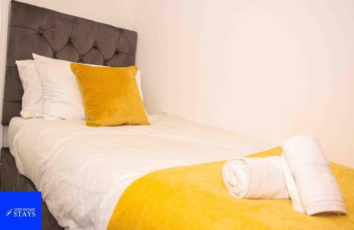 Stoke-on-Trent Apartment | 2ndHomeStays- Stoke-on-Trent-A Serene 3 Bed House with a Garden View-Suitable for Contractors-Relocation Families-Group of Friends-Sleeps 6 - 16 mins to J15 M6 and 36 mins to Alton Towers Resort