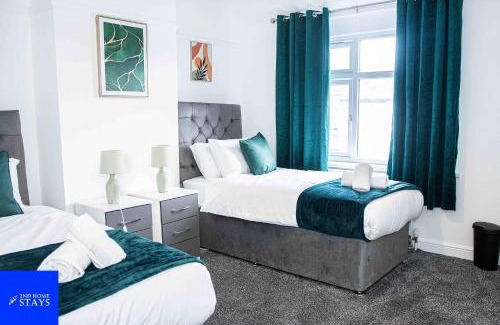 Stoke-on-Trent Apartment | 2ndHomeStays- Stoke-on-Trent-A Serene 3 Bed House with a Garden View-Suitable for Contractors-Relocation Families-Group of Friends-Sleeps 6 - 16 mins to J15 M6 and 36 mins to Alton Towers Resort