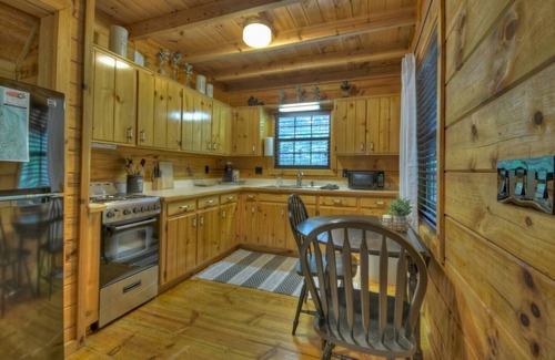 Blue Ridge Cabin | 2PM Check In! Hot Tub! Relaxing Couples Retreat! Hiking Trails! Pet Friendly!