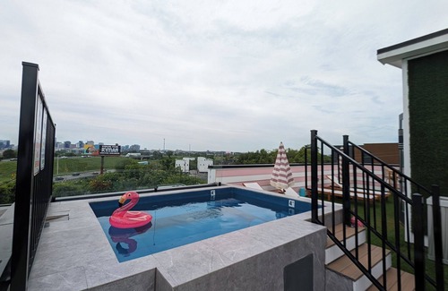 Talbot's Corner House | 2SBSide Homes 8 Bedrooms, Ultra Heated Rooftop Pools,Arcade,Elevator, Sleeps 23!