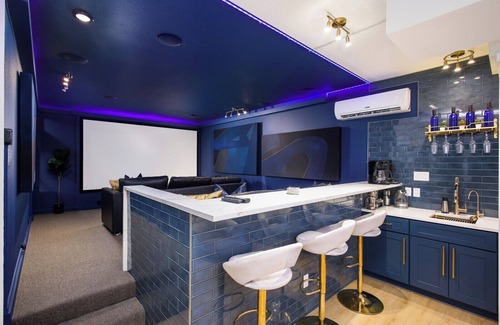 Downtown San Antonio House | 2x HotTub, Pool, MiniGolf, Theater,Games, 20guests
