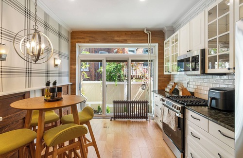 Bloomingdale House | 2x King Beds, 1x Trundle Bed, Fireplace, Private Backyard, Washer/Dryer