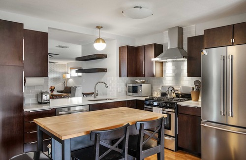 Windsor Park House | 3/2 10 min Downtown Near Restaurants, Pet-Friendly
