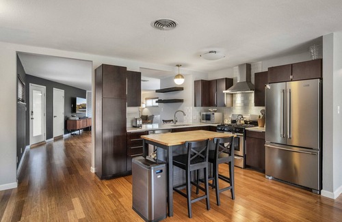 Windsor Park House | 3/2 10 min Downtown Near Restaurants, Pet-Friendly