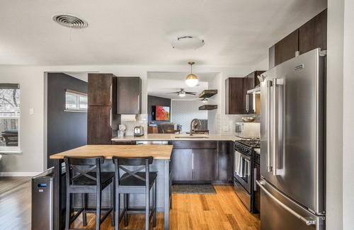Windsor Park House | 3/2 10 min Downtown Near Restaurants, Pet-Friendly