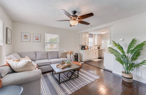 Disston Heights House | 3/2 Home Close to Beaches and Heart of the city