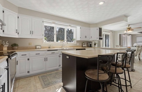 Neenah House | 3,500 sq/ft house with large outdoor space & a basement with bar/pool table.