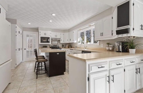 Neenah House | 3,500 sq/ft house with large outdoor space & a basement with bar/pool table.