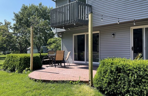Neenah House | 3,500 sq/ft house with large outdoor space & a basement with bar/pool table.