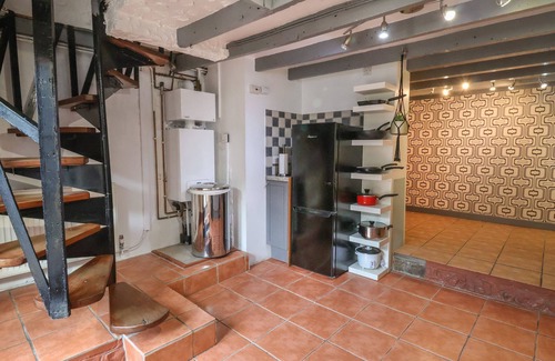 Ffynnongroyw Cottage | 3 ABERGELE TERRACE, pet friendly, with a garden in Ffynnongroyw