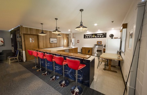 Morehead City Cabin | 3 Acre Waterfront Retreat sleeps up to 25, easy walk to historic district