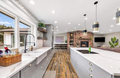 Coeur d'Alene House | 3 Acres Remodeled Home With Hot Tub Walking Distance to Beach! Garden & Fire Pit