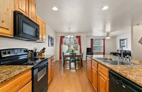 Meridian House | 3 Adjacent Homes | Great for Families | Sleeps 24!